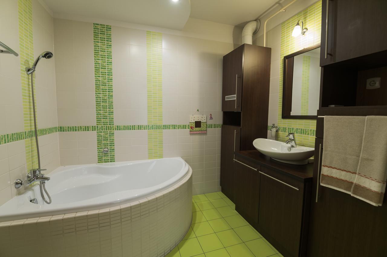 Lujzi Apartman Eger Exteriör bild