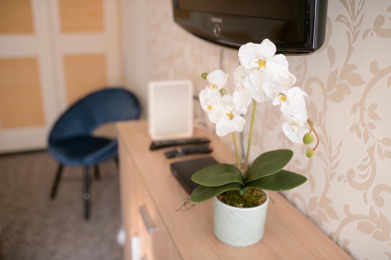 Lujzi Apartman Eger Exteriör bild