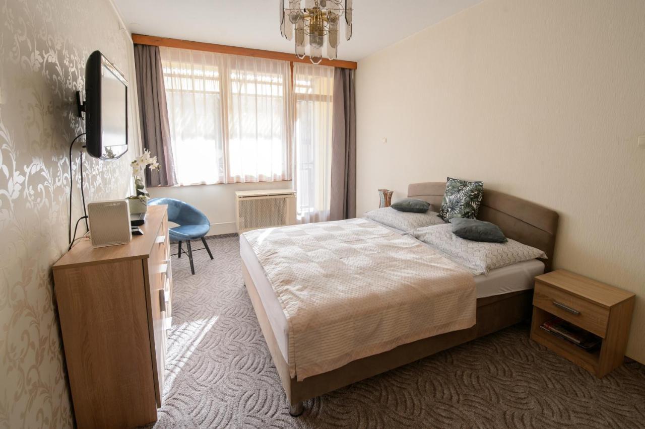 Lujzi Apartman Eger Exteriör bild