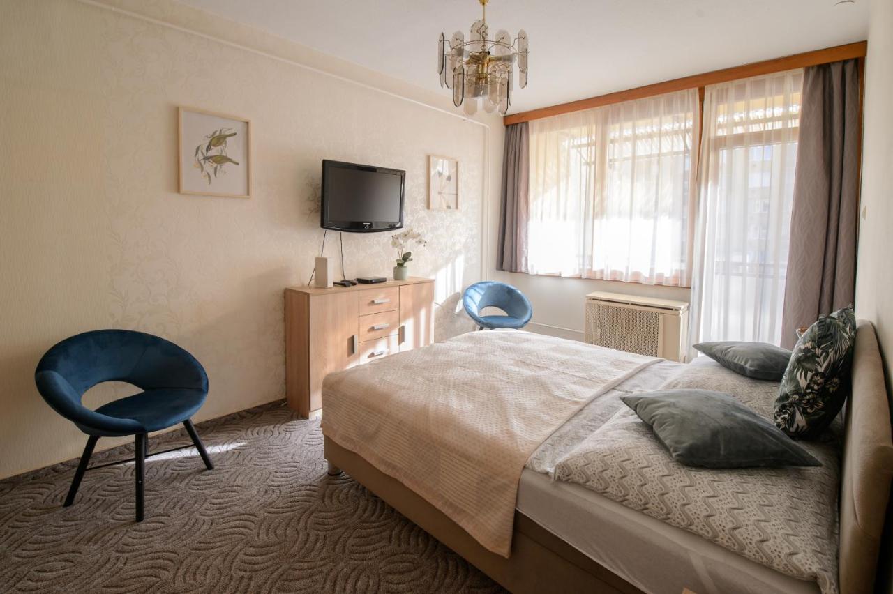 Lujzi Apartman Eger Exteriör bild
